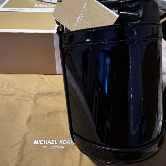 Audrey Medium Patent Leather Bucket Bag (Michael Kors Collection) - Picture 5 of 9